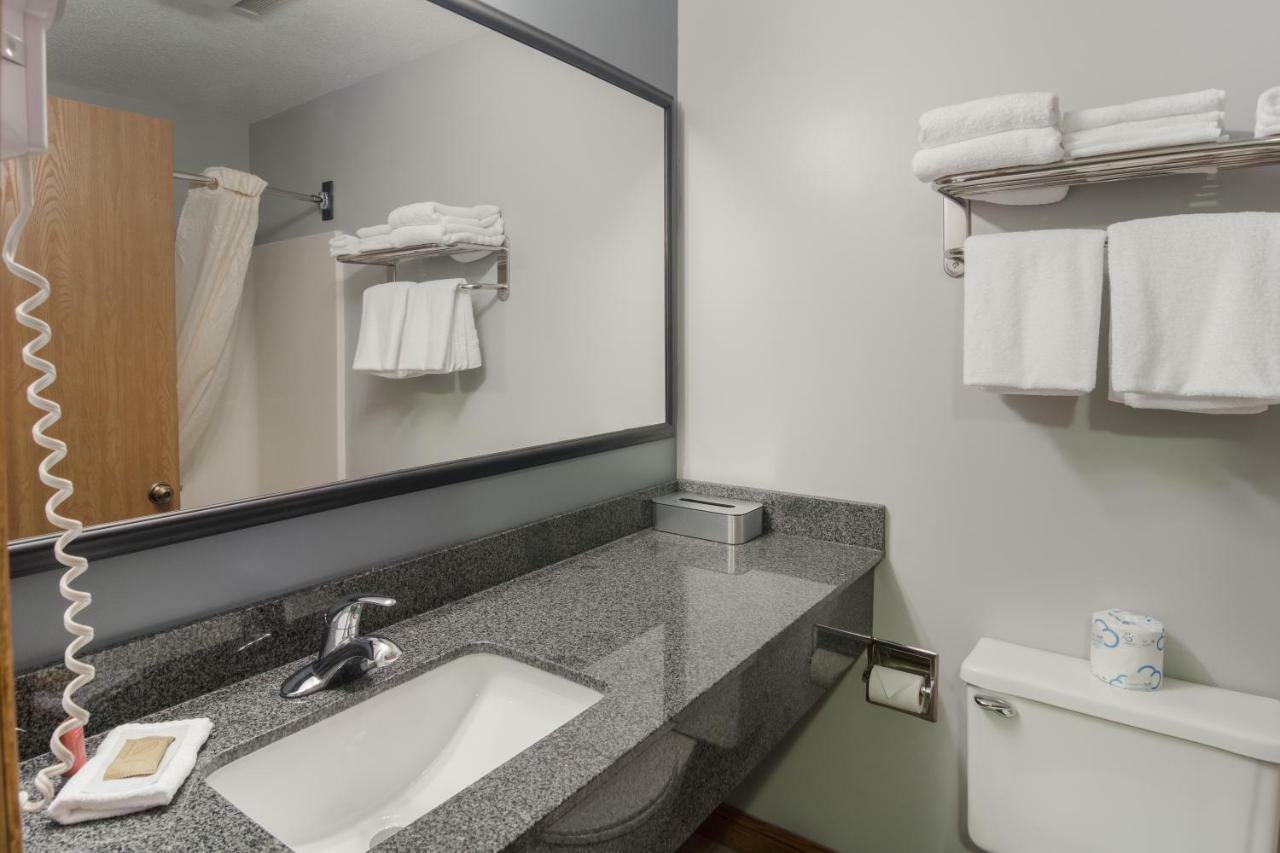 Boarders Inn & Suites By Cobblestone Hotels Superior Kültér fotó