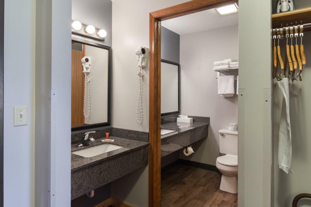 Boarders Inn & Suites By Cobblestone Hotels Superior Kültér fotó