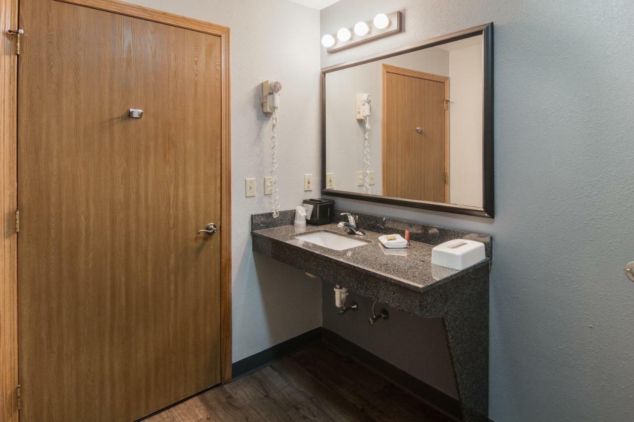 Boarders Inn & Suites By Cobblestone Hotels Superior Kültér fotó
