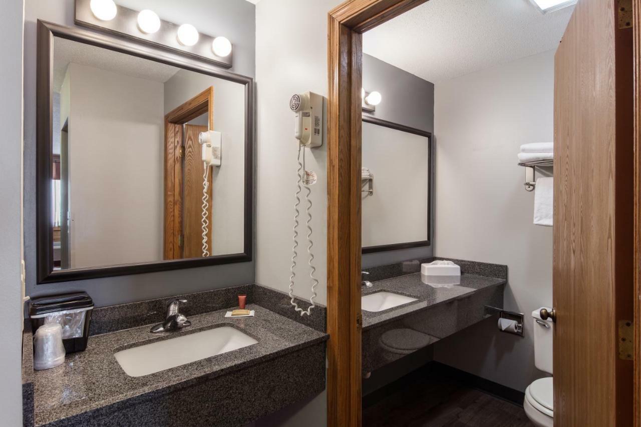 Boarders Inn & Suites By Cobblestone Hotels Superior Kültér fotó